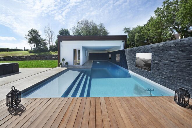 Piscine intérieure avec bain à remous