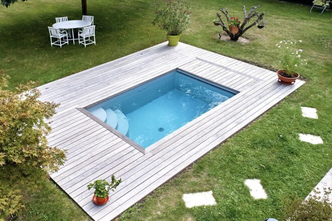 Piscine avec liner gris clair et margelles en pierres Prieuré