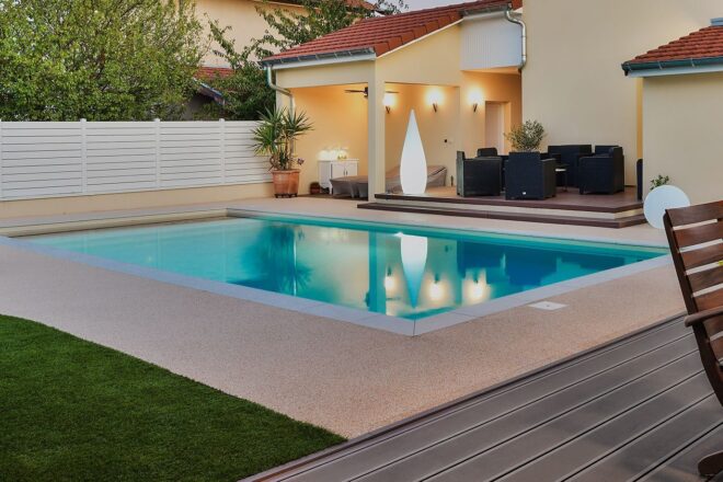 Piscine intérieure avec carrelage mosaïque