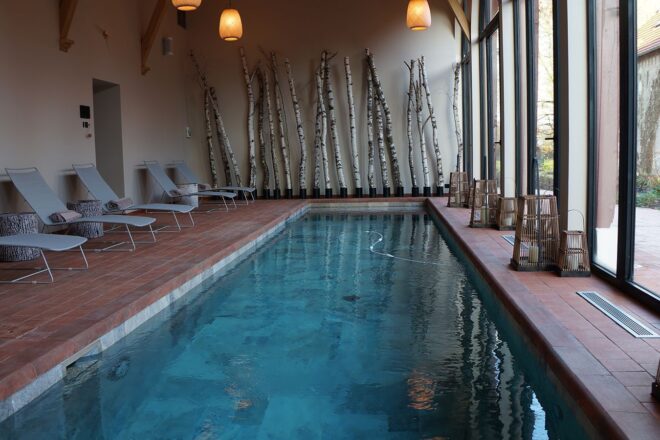 Piscine intérieure carrelée avec sauna et hammam