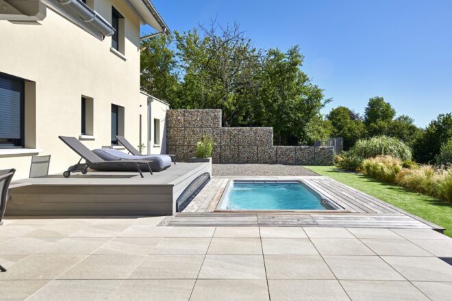 Piscine <10m² avec escalier d'angle quart de rond