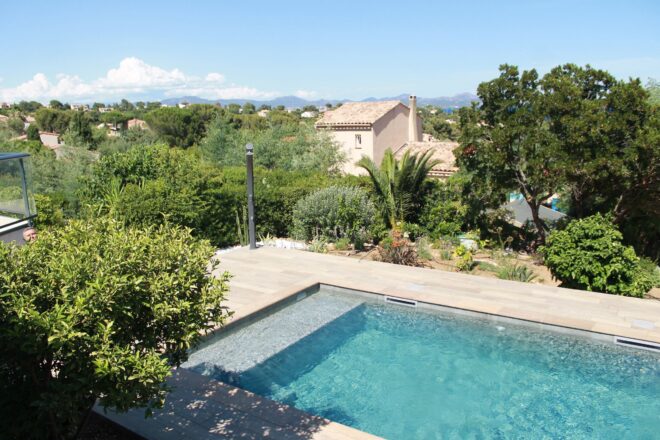 Piscine intérieure avec carrelage mosaïque