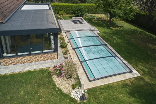 Piscine classique équipé d’un abri haut mural