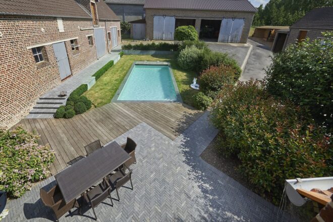 Piscine avec jardin arboré exotique