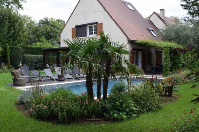 Piscine avec jardin arboré exotique