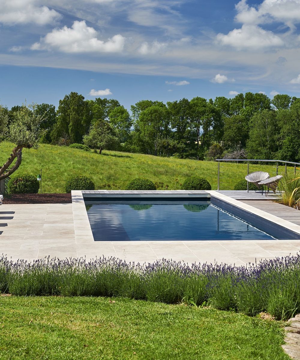 Aménagement extérieur avec piscine sans abri