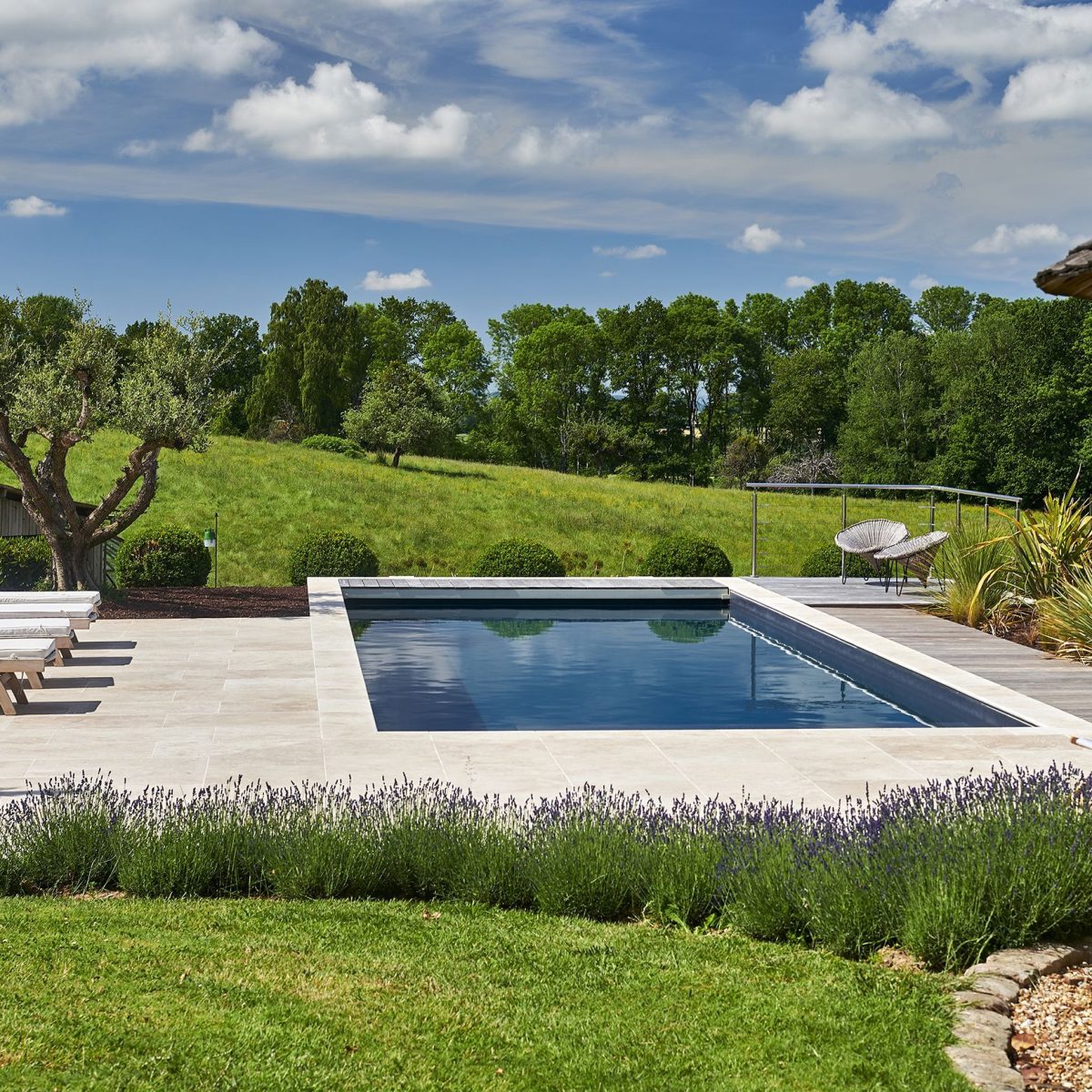 Aménagement extérieur avec piscine sans abri