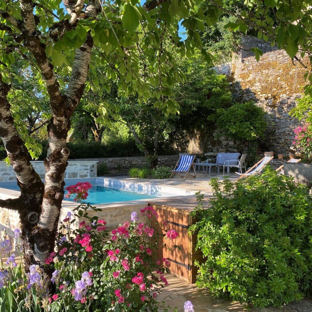 Petite piscine dans un espace extérieur minéral