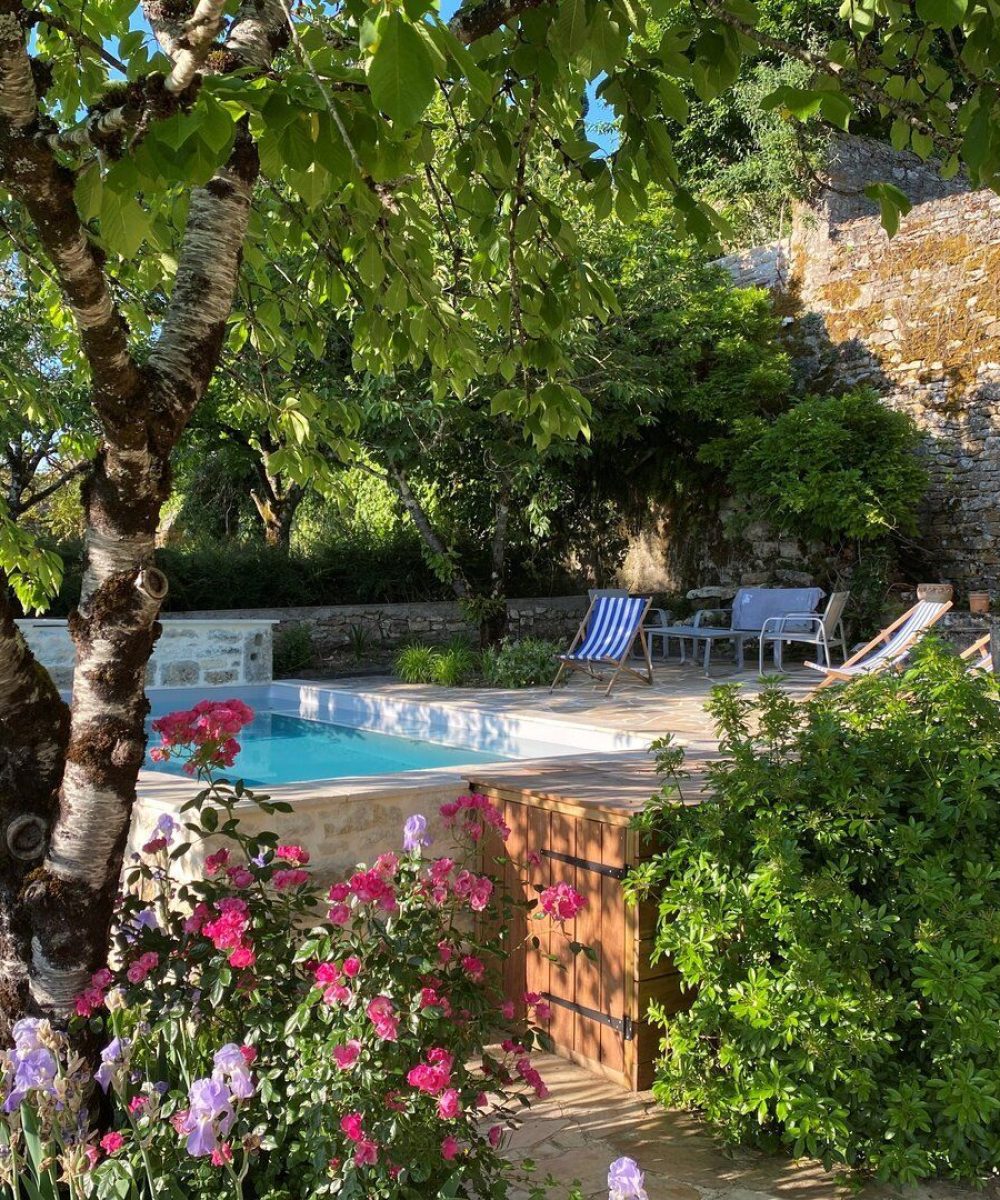 Petite piscine dans un espace extérieur minéral