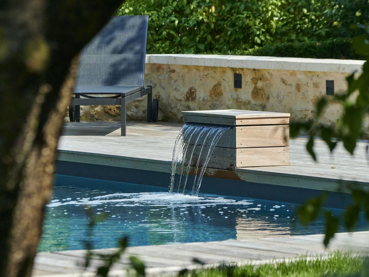 Piscine avec cascade d'eau