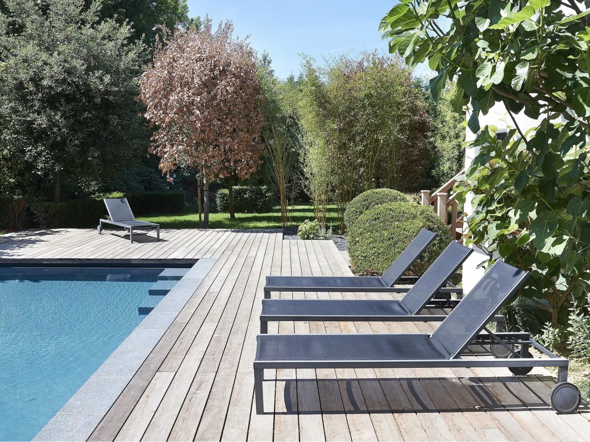 Terrasse en bois pour détente au bord d'une piscine