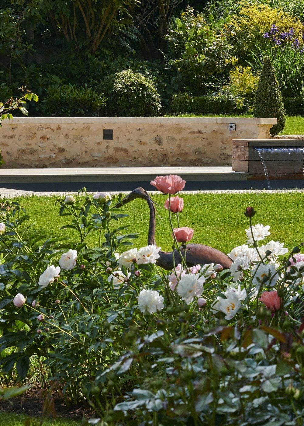 Piscine enterrée avec massif fleuri