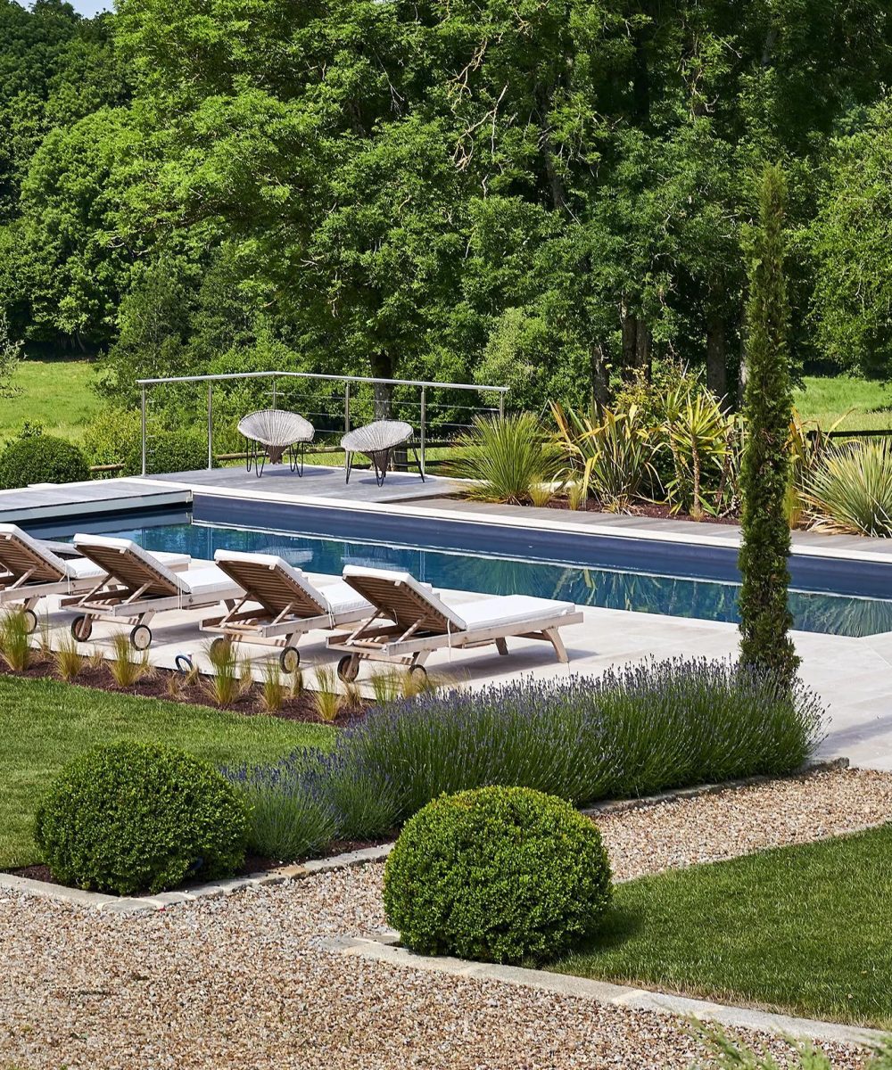 Massif floral aux abords d'une piscine extérieure