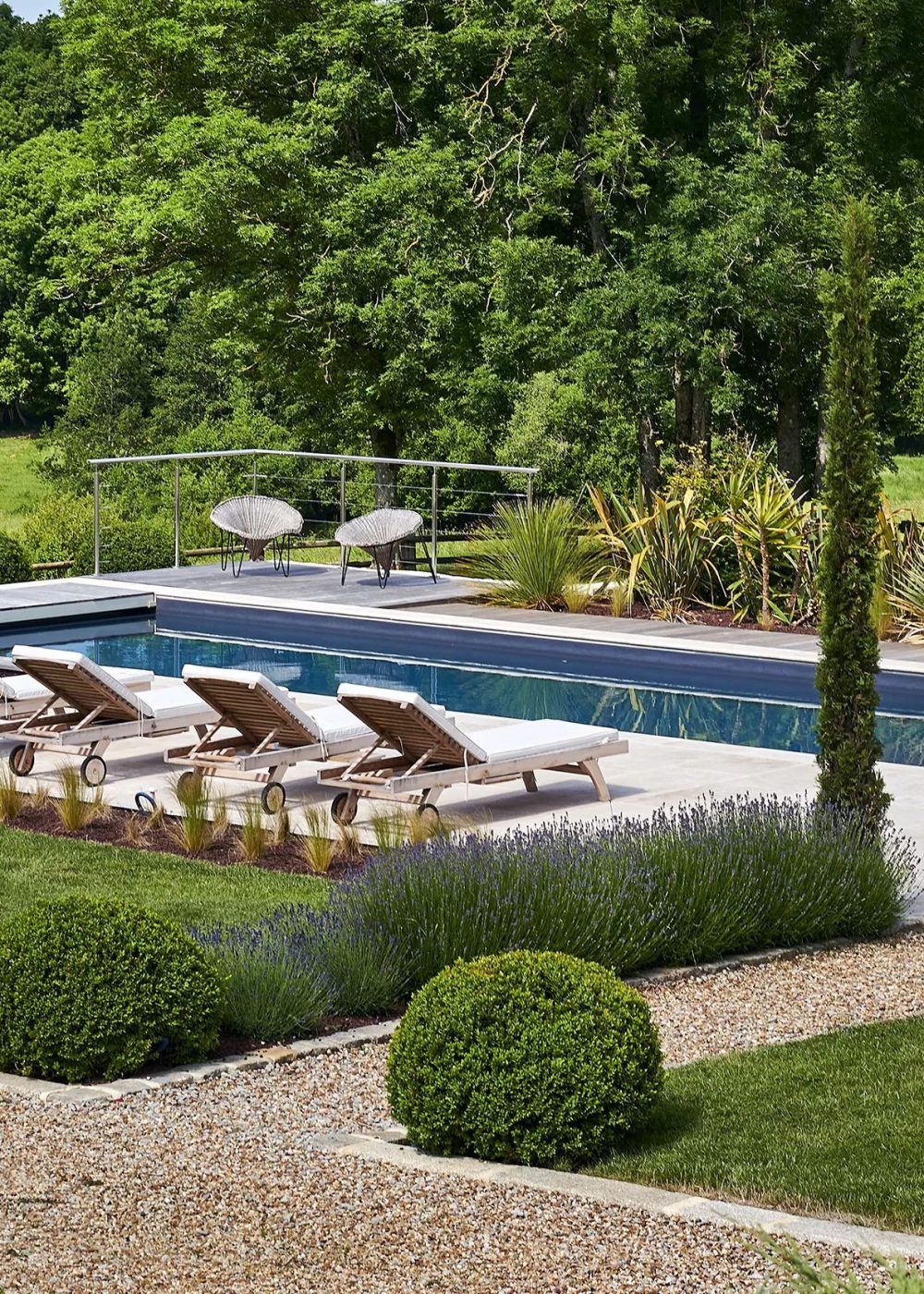 Massif floral aux abords d'une piscine extérieure