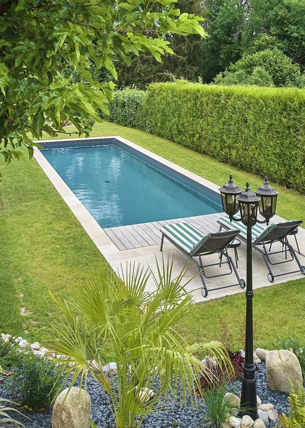 Piscine enterrée avec massif floral