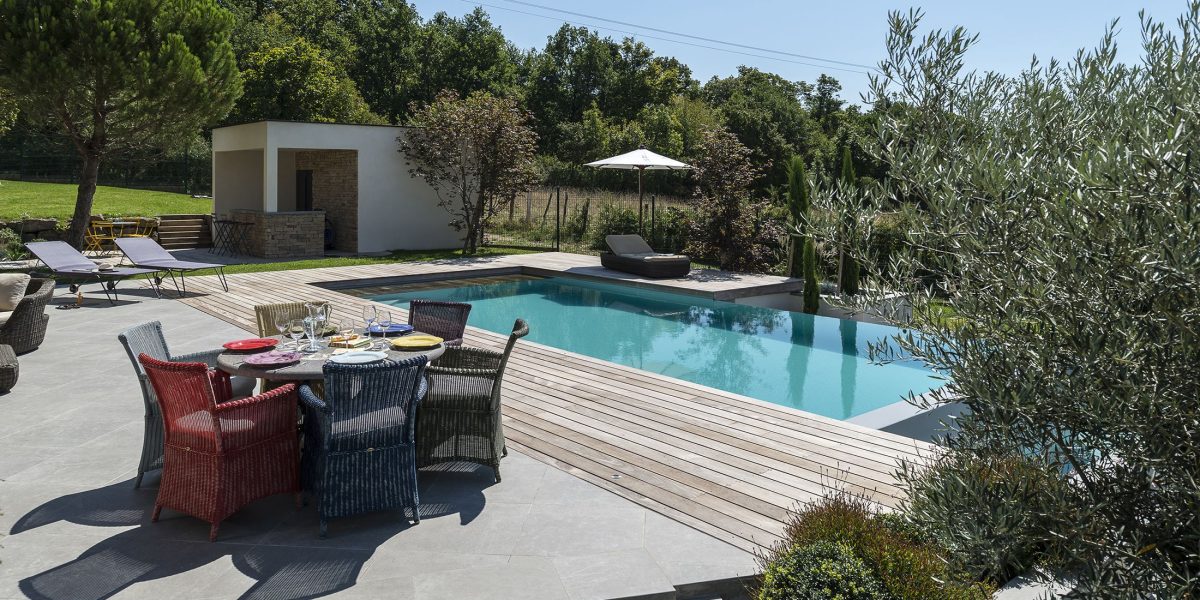 Piscine à débordement sur deux côtés