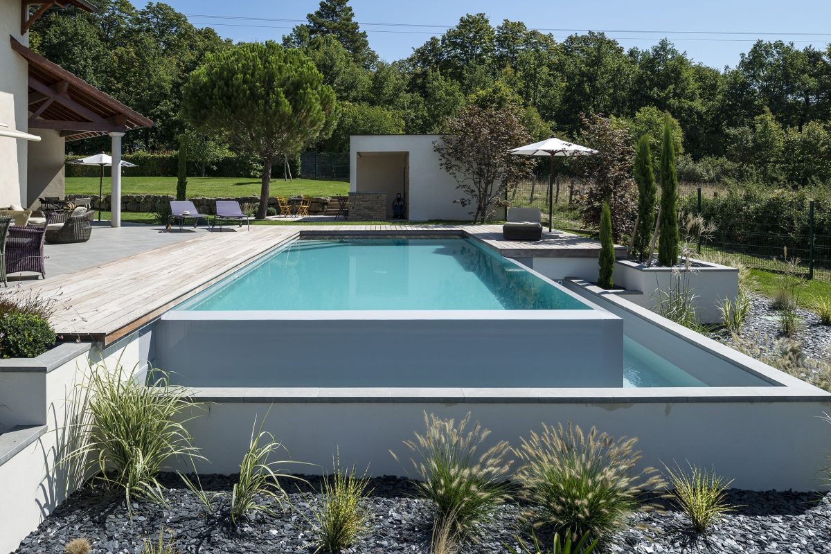 Piscine a débordement avec jardin