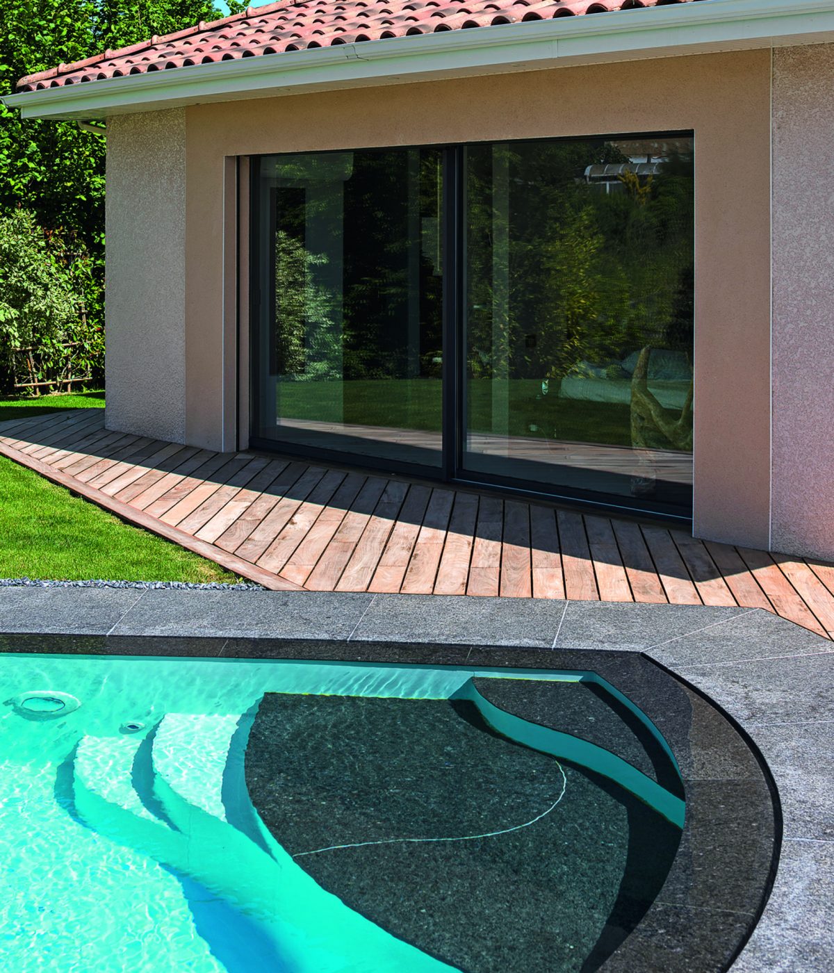 Piscine à débordement miroir forme libre sur mesure