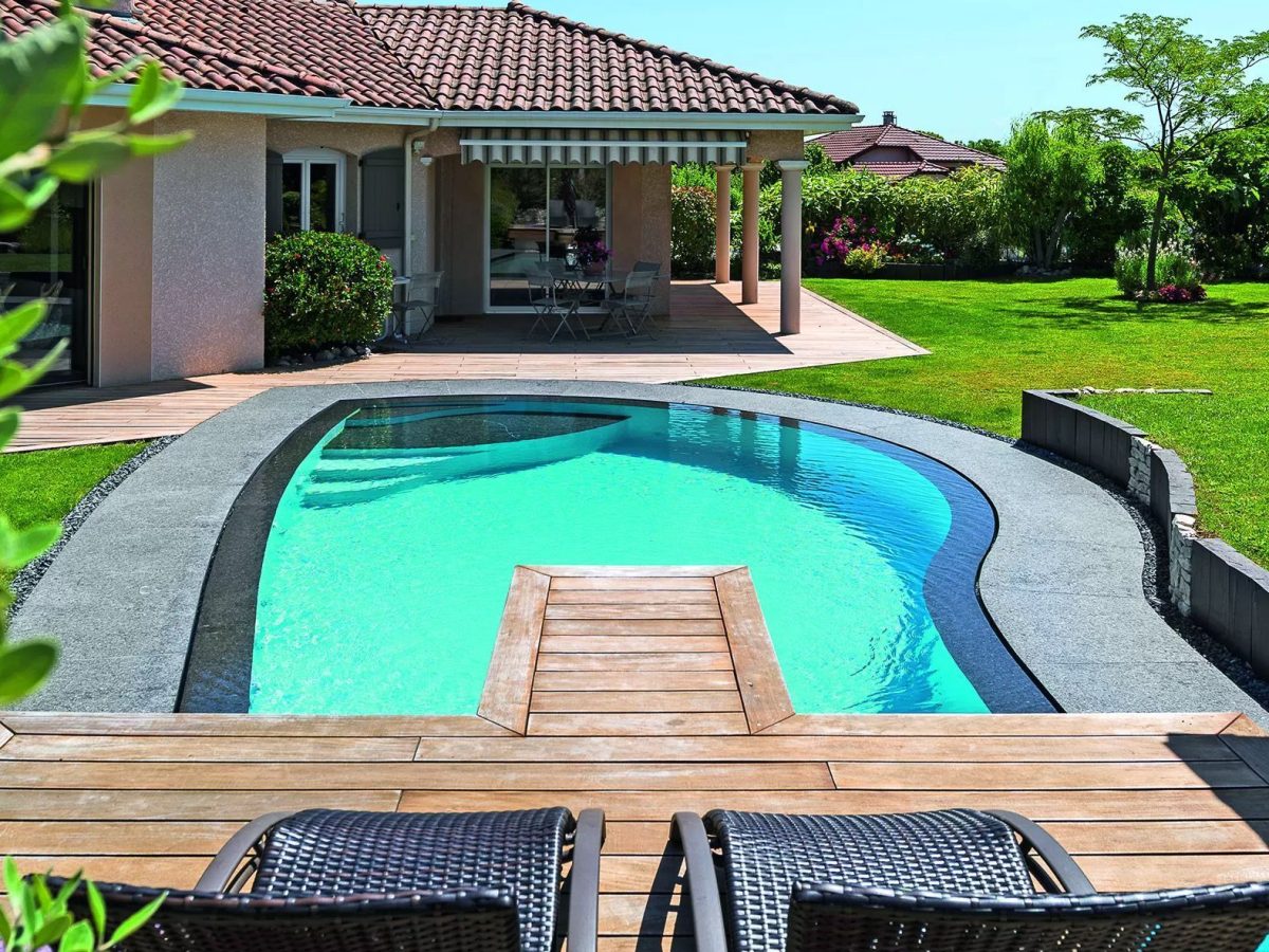 Piscine miroir en forme libre