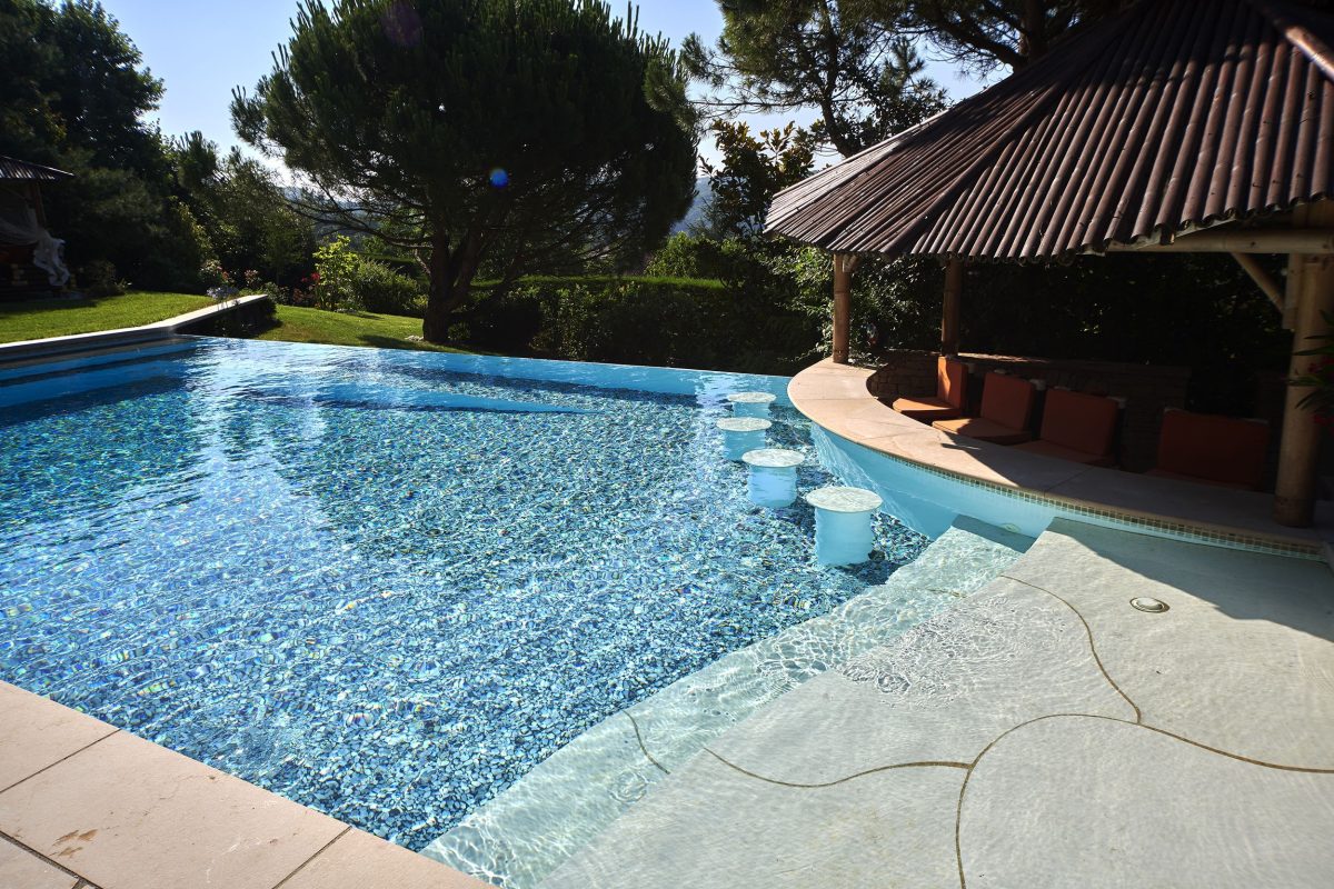 Piscine lagon à débordement