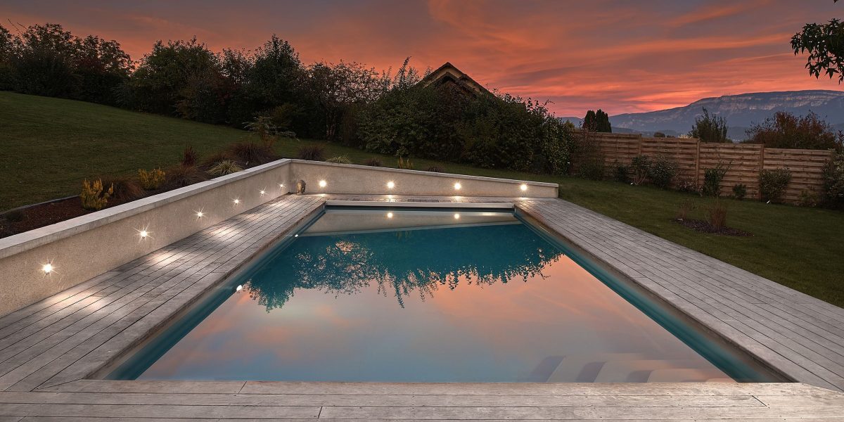 Piscine éclairée en début de nuit