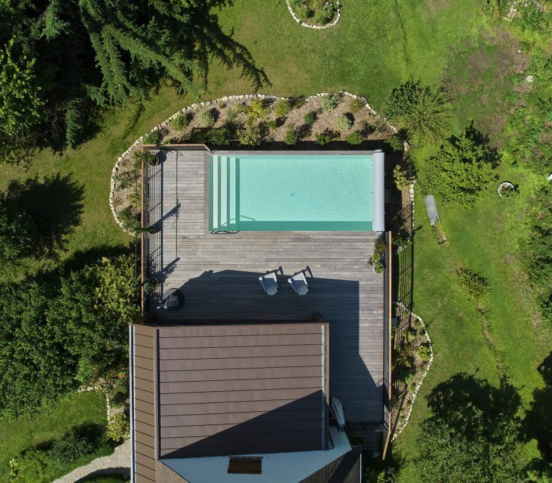 Piscine dans jardin aménagé