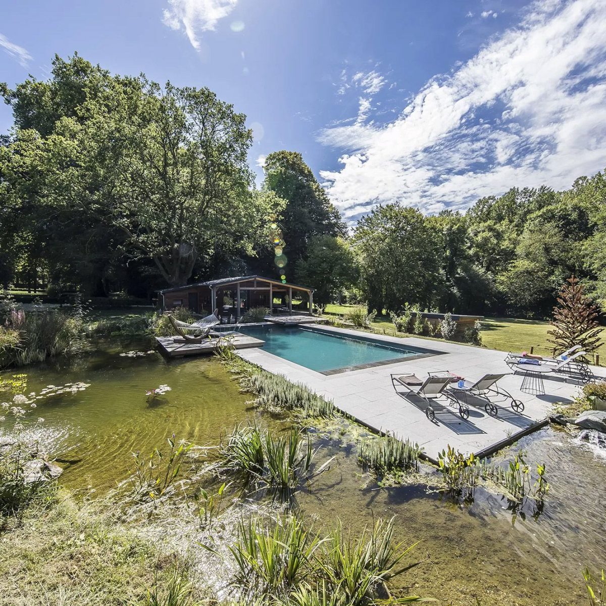 Piscine naturelle bi-eaux avec espace détente