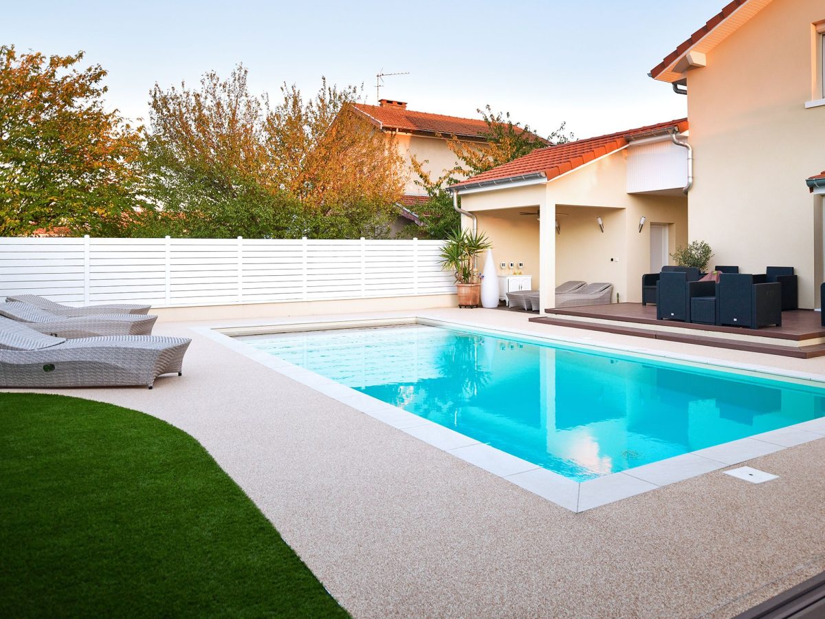 Piscine de 9,00 x 4,00 m, margelles grès cérame et plage en résine