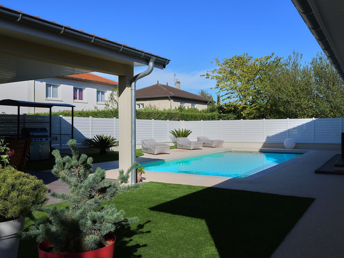 Piscine de 9,00 x 4,00 m, margelles grès cérame et plage en résine